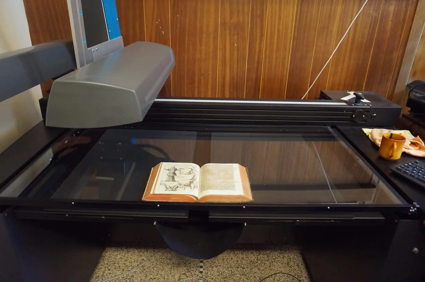 Dijital arşiv için geniş format tarayıcıda taranan kitap