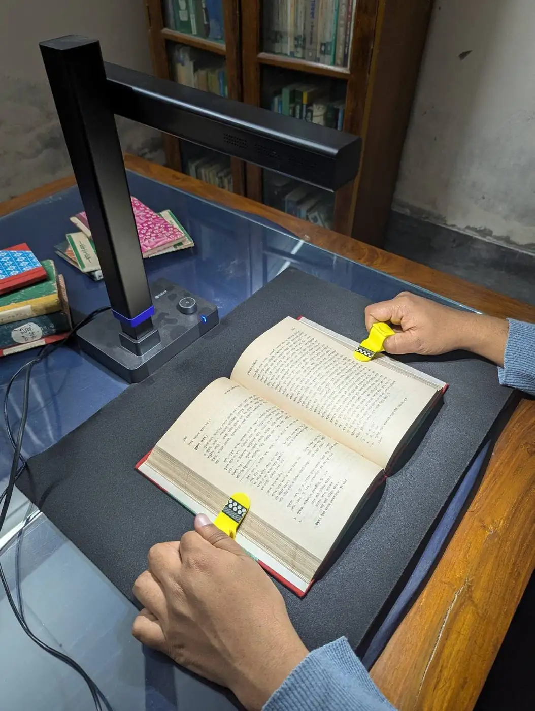 Temassız tarayıcıda taranan açık kitap