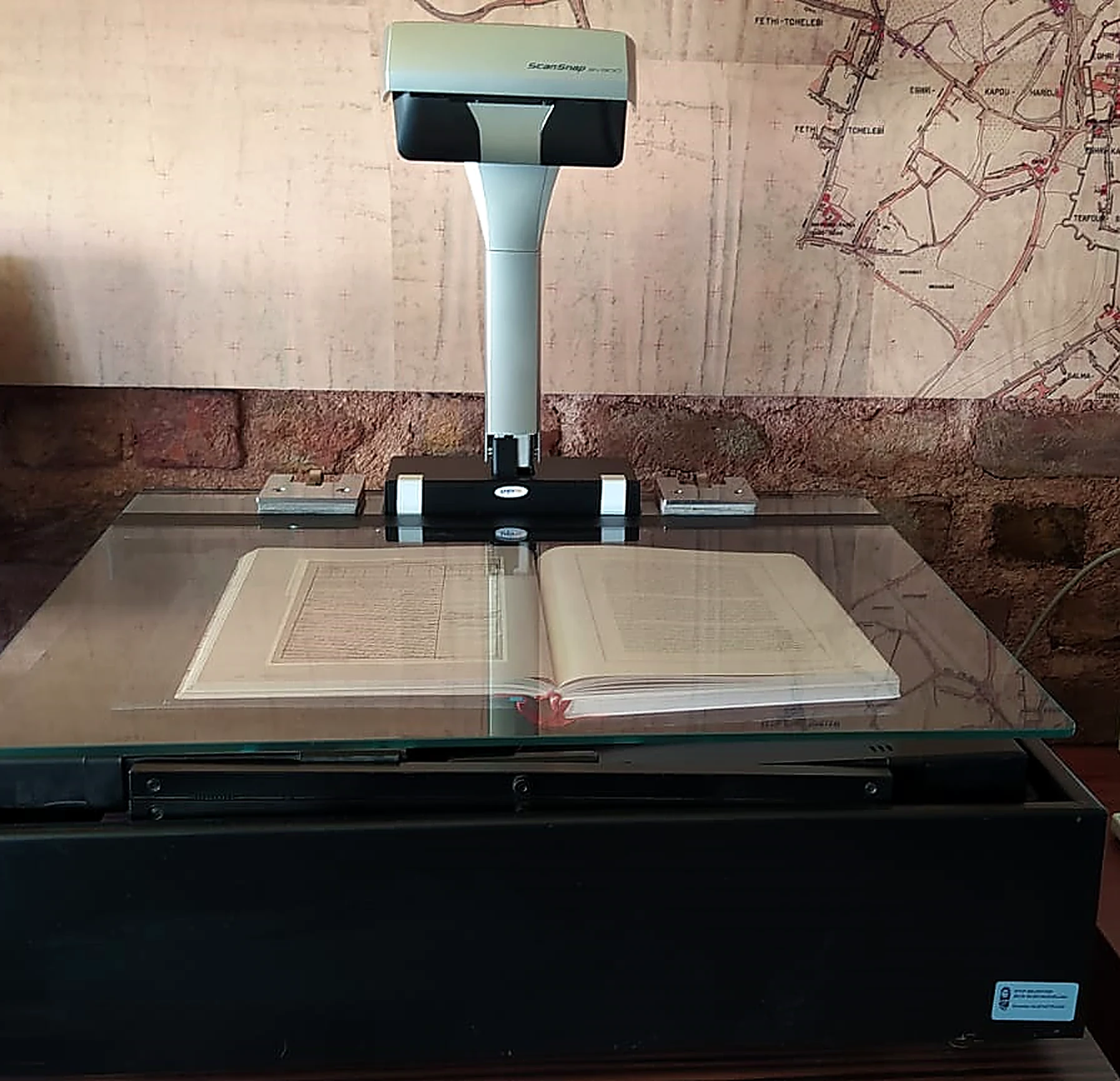 Scanner de livres ScanSnap SV600 et support de livre spécifique, vue de face